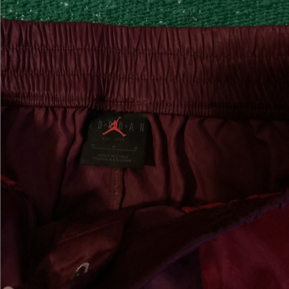 Nike Air Jordan Cherrywood Womens Joggers Size M
Waist 14”
Length 28”
Q2 - Picture 3 of 3